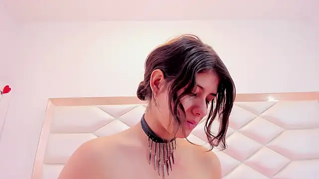 Stripchat sex cam MiaQueen021